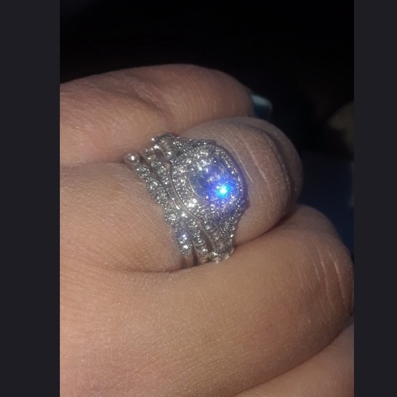 18K White Gold Filled Wedding Engagement Ring Set - Picture 6 of 7